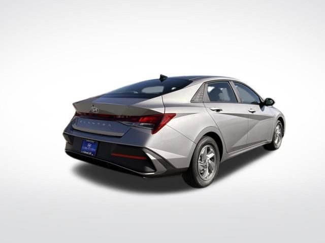 Used 2025 Hyundai Elantra SE FWD image 5