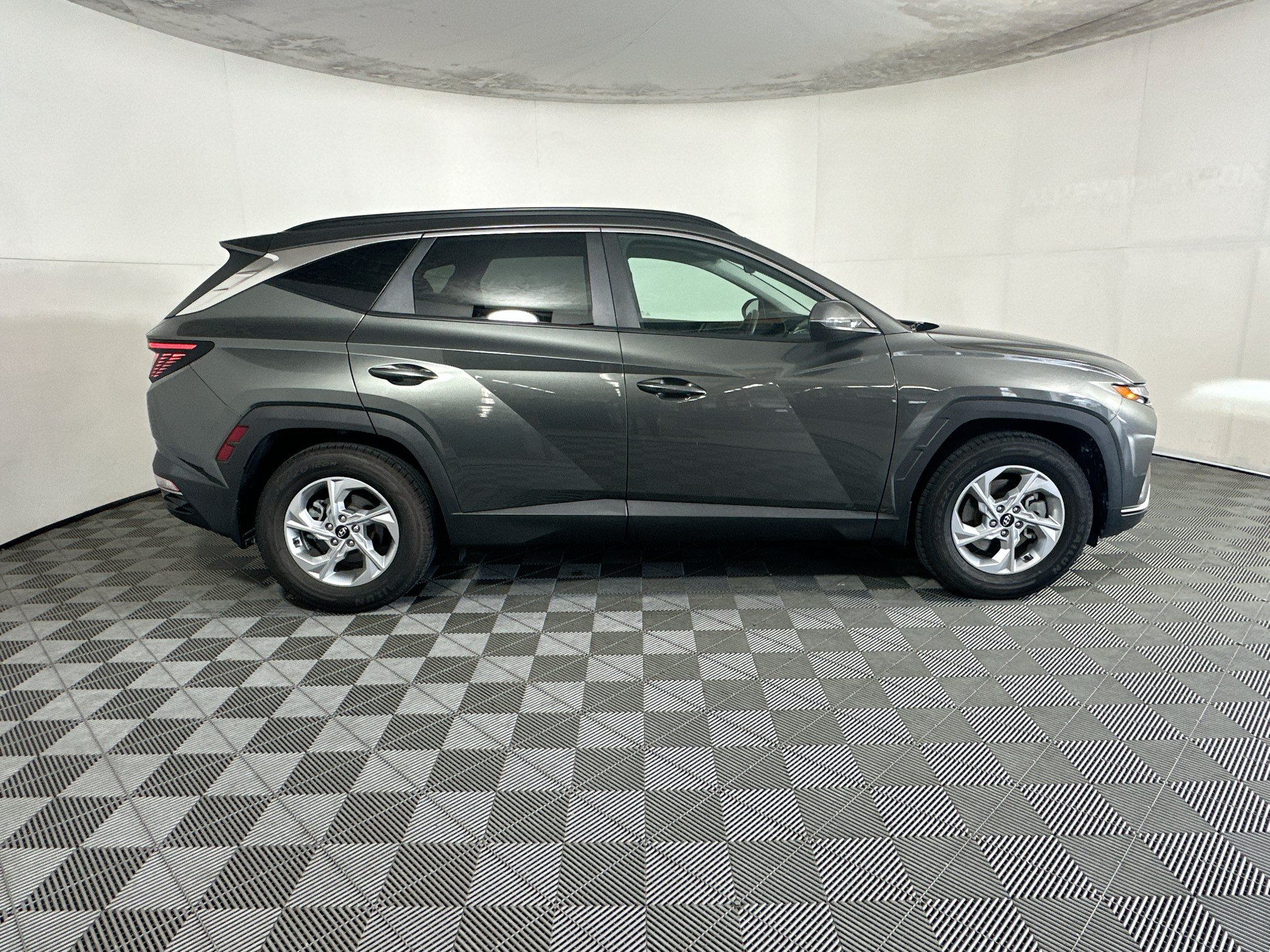 Used 2022 Hyundai Tucson SEL FWD image 2