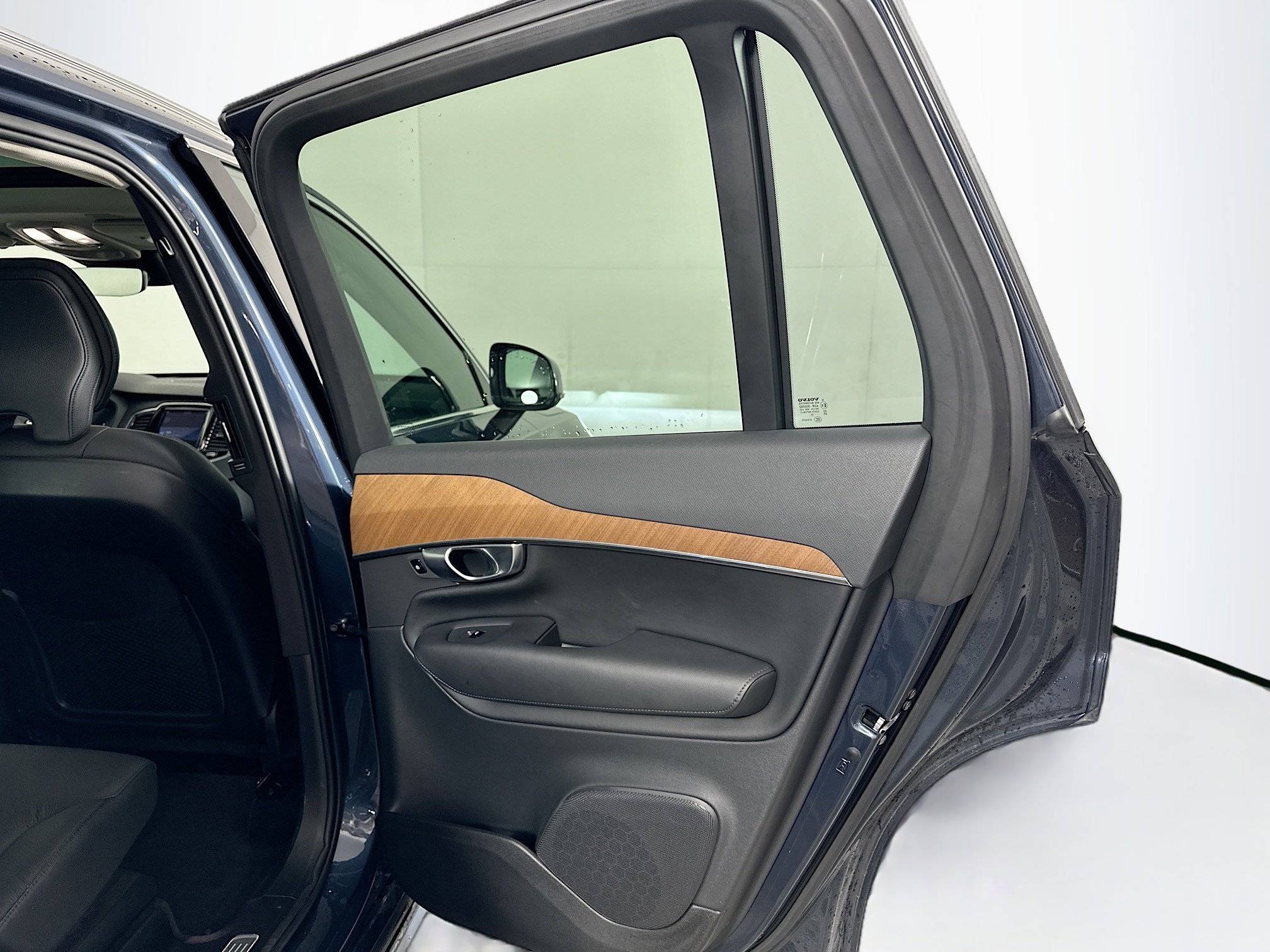 Used 2023 Volvo XC90 B6 Plus image 32