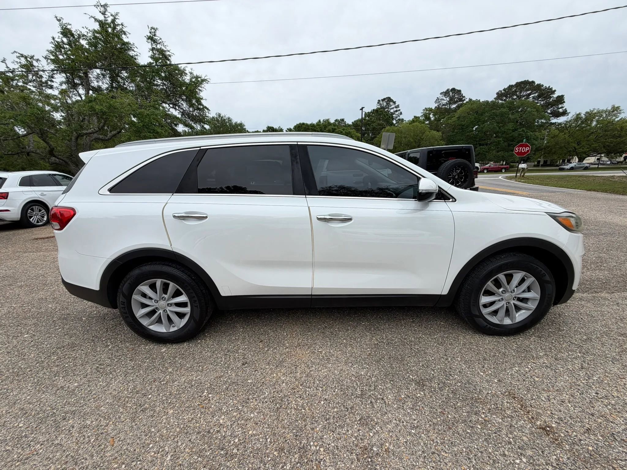 Used 2017 Kia Sorento LX w/ LX Convenience Package image 4