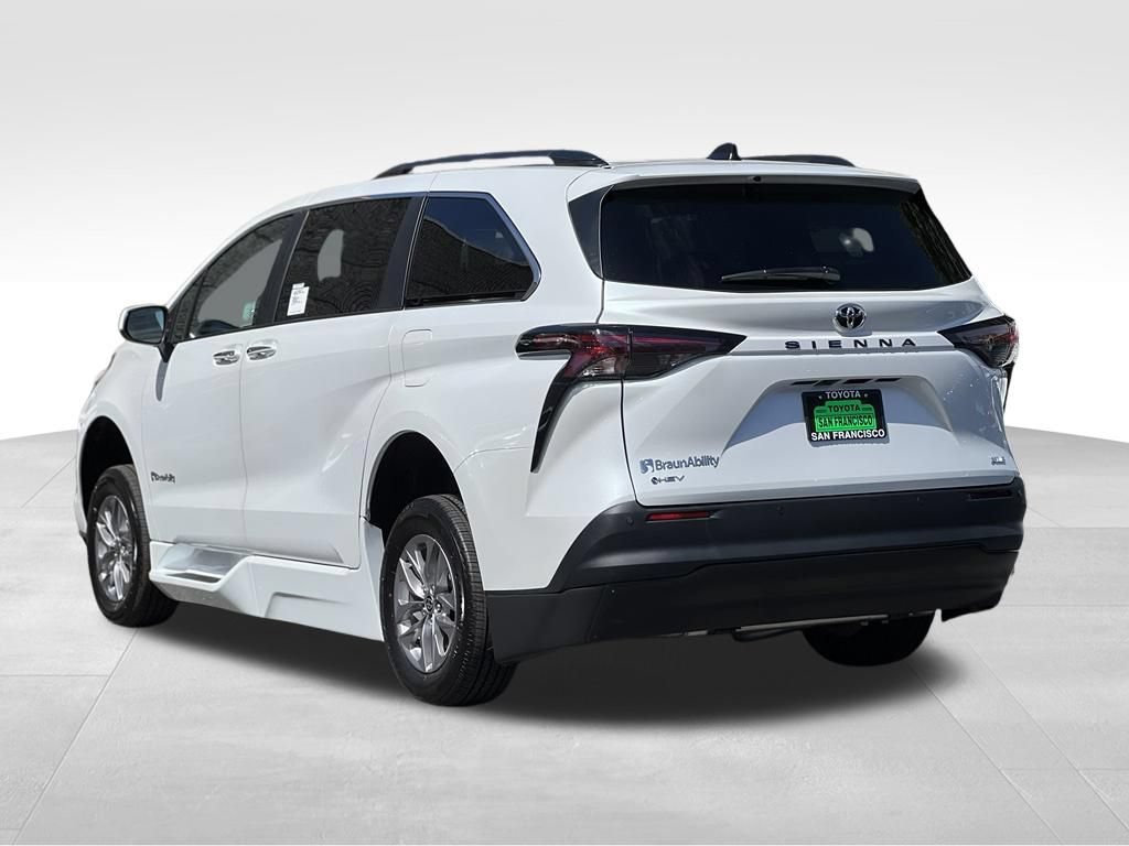 Used 2026 Toyota Sienna XLE FWD image 3