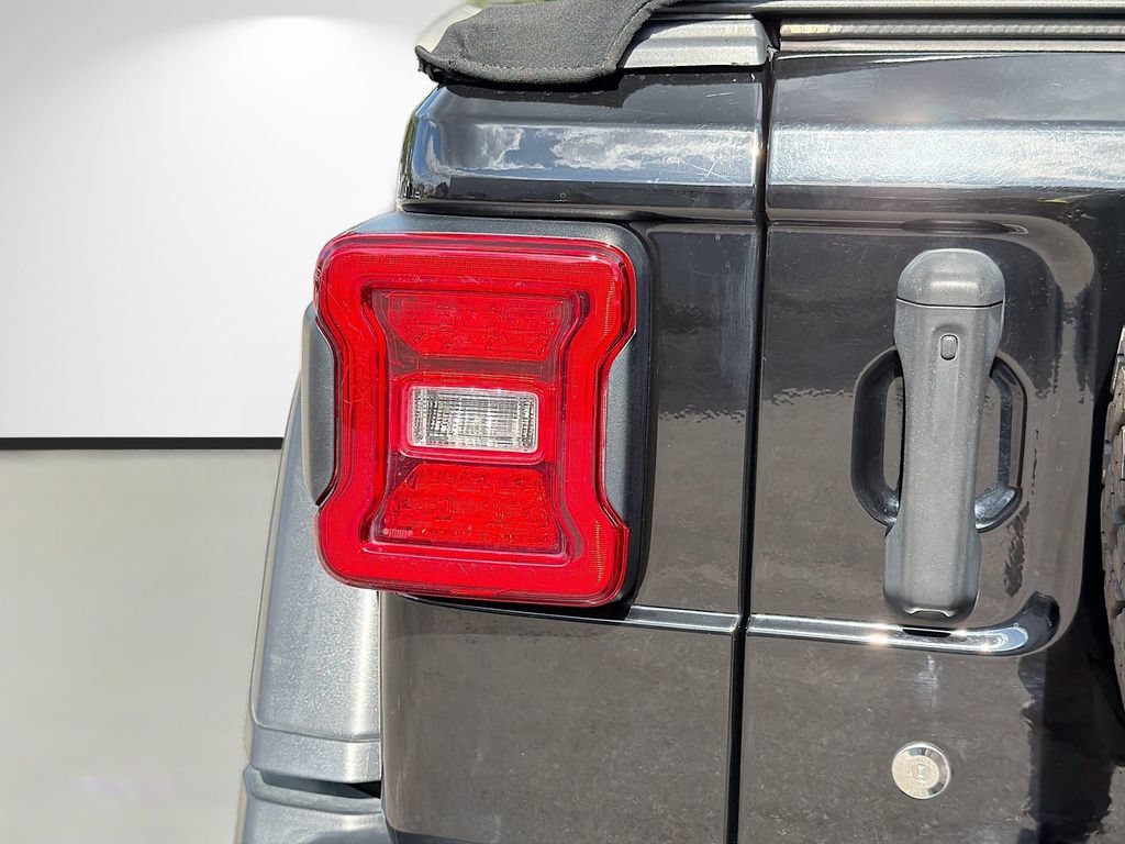 Used 2018 Jeep Wrangler Rubicon AWD/4WD image 10