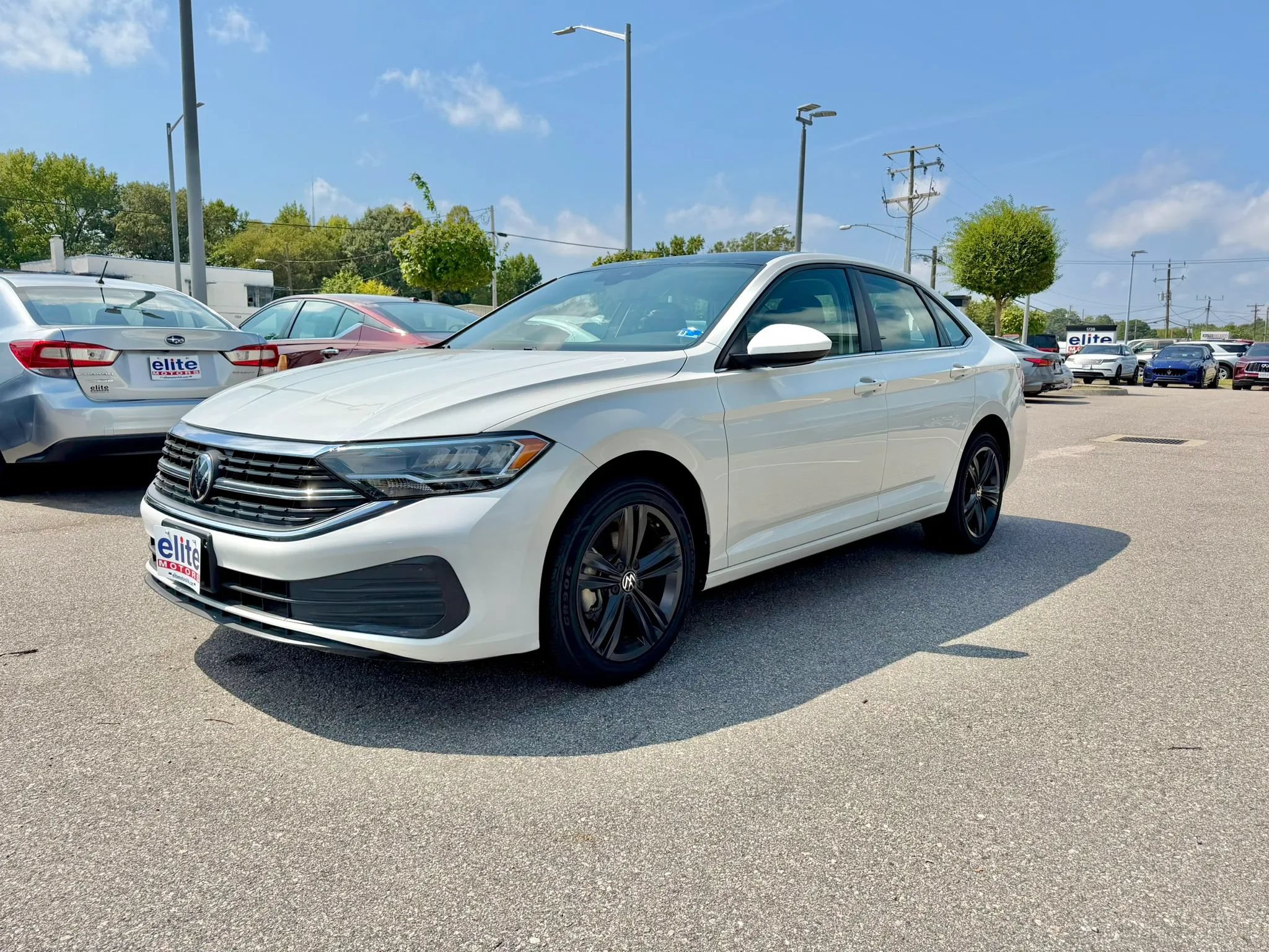 Used 2023 Volkswagen Jetta SE w/ Panoramic Sunroof Package FWD image 3