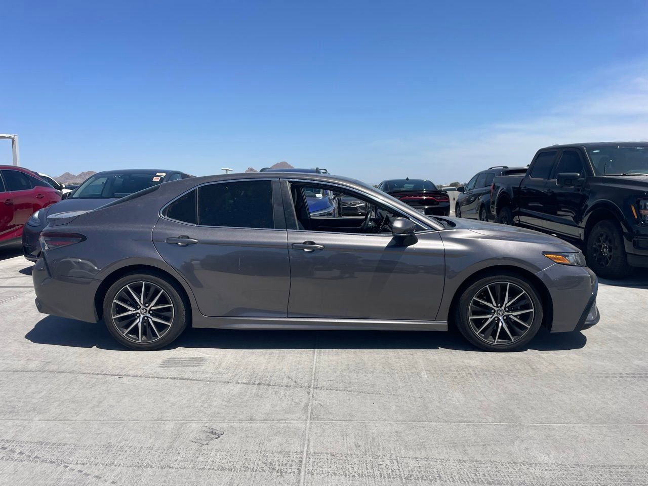 Used 2023 Toyota Camry SE w/ Audio Upgrade Package FWD image 3