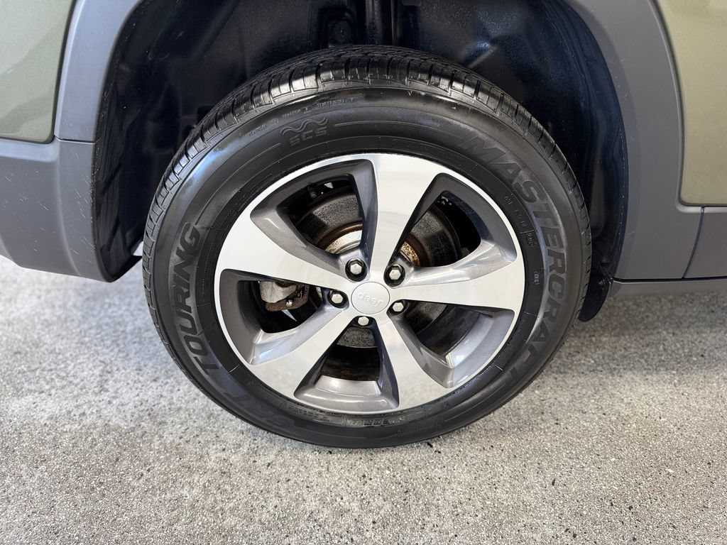 Used 2019 Jeep Cherokee Limited w/ Luxury Group AWD/4WD image 27