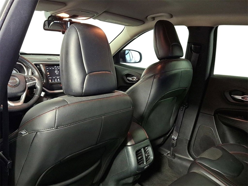 Used 2015 Jeep Cherokee Trailhawk w/ Cold Weather Group image 11