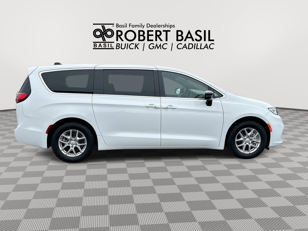 Used 2025 Chrysler Pacifica Select FWD image 9