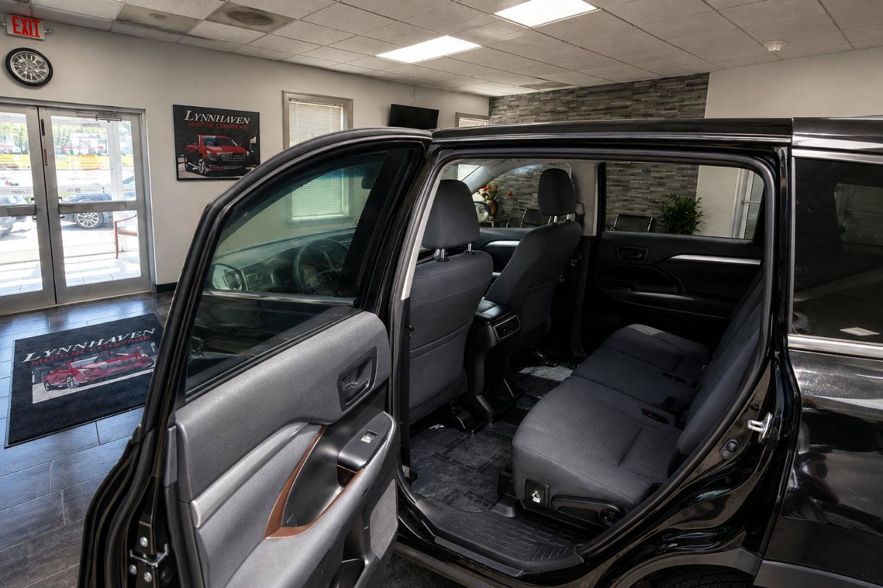 Used 2019 Toyota Highlander LE FWD image 11