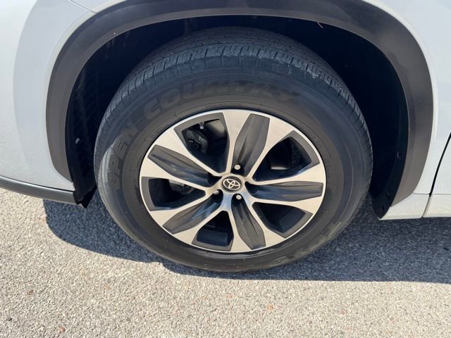 Used 2022 Toyota Highlander XLE image 8
