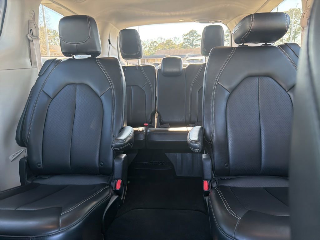 Used 2024 Chrysler Pacifica Touring-L image 13