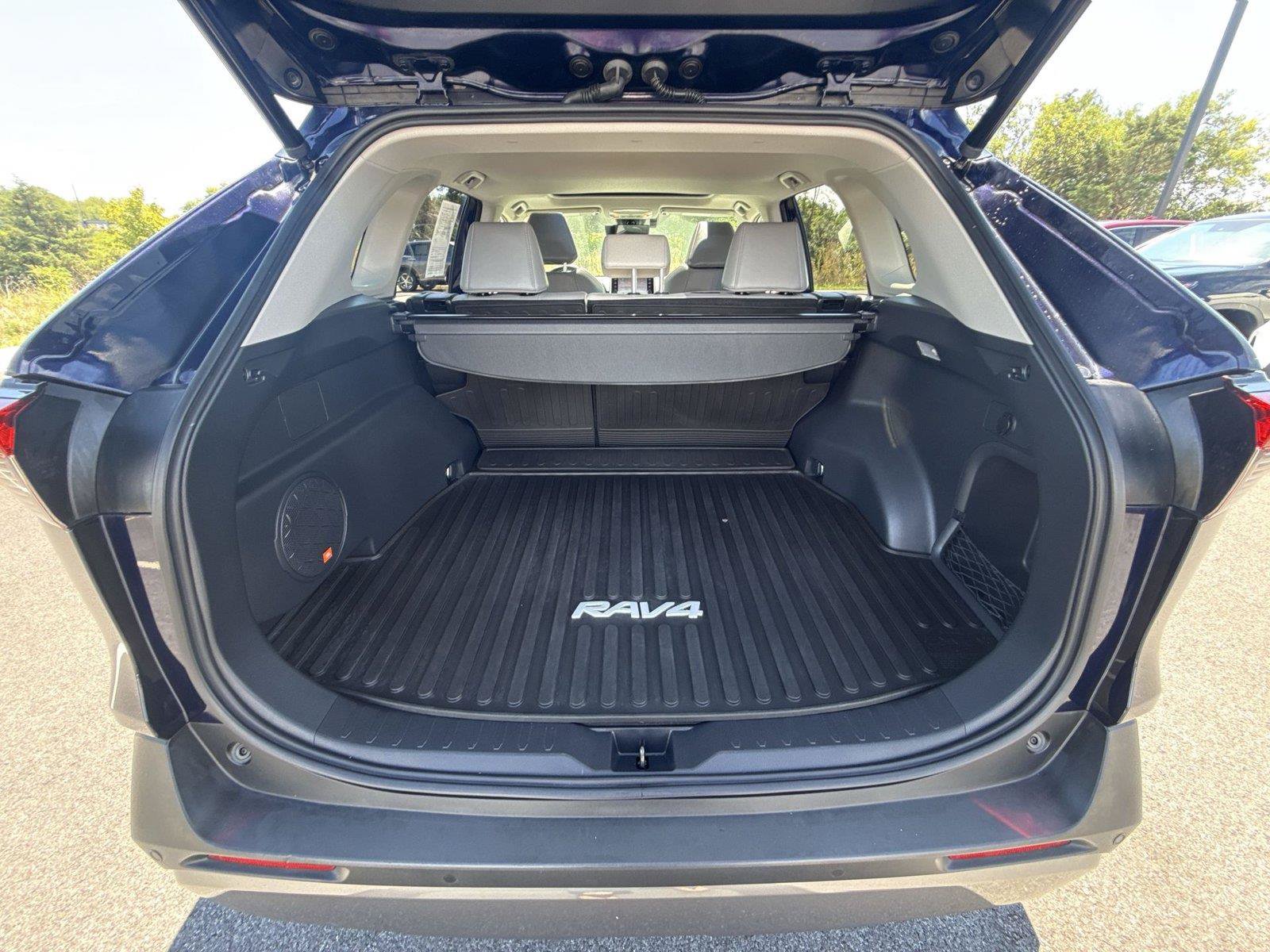 Used 2020 Toyota RAV4 Limited AWD/4WD image 18