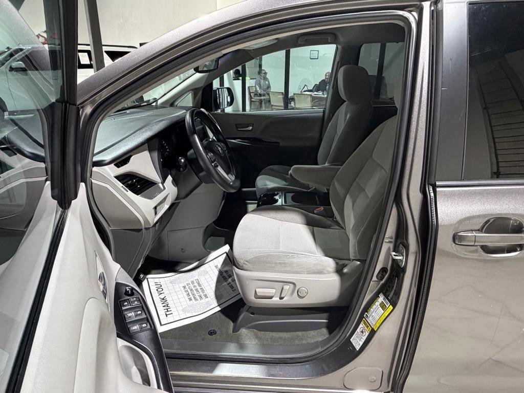 Used 2015 Toyota Sienna LE FWD image 20