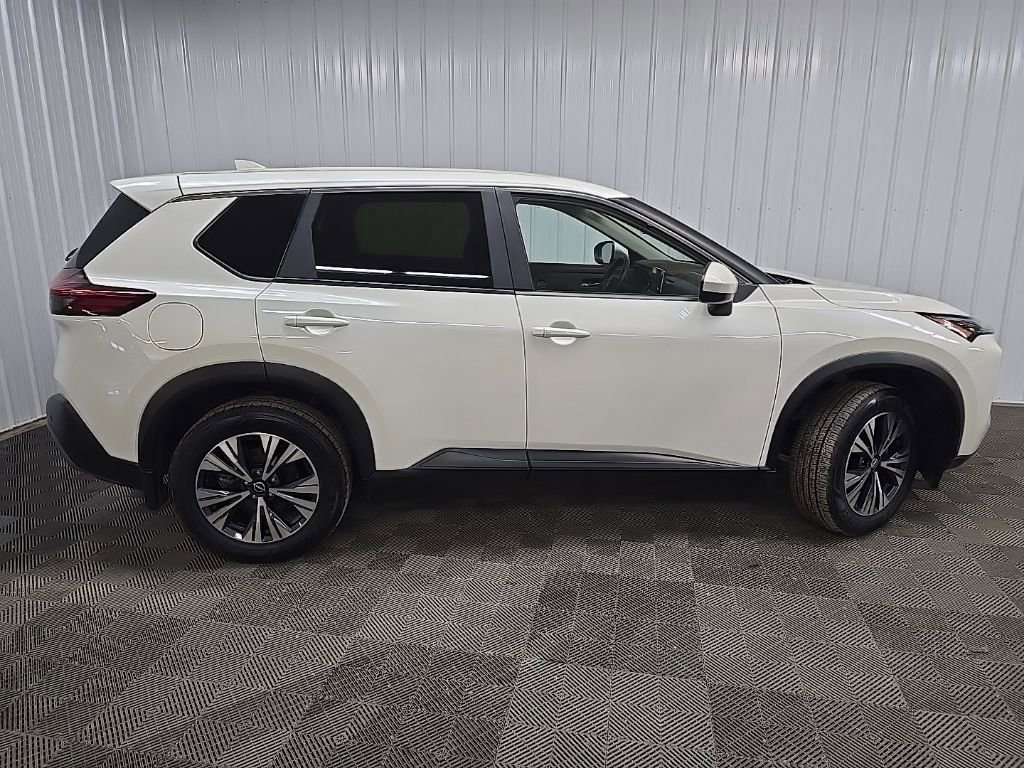 Used 2023 Nissan Rogue SV image 2