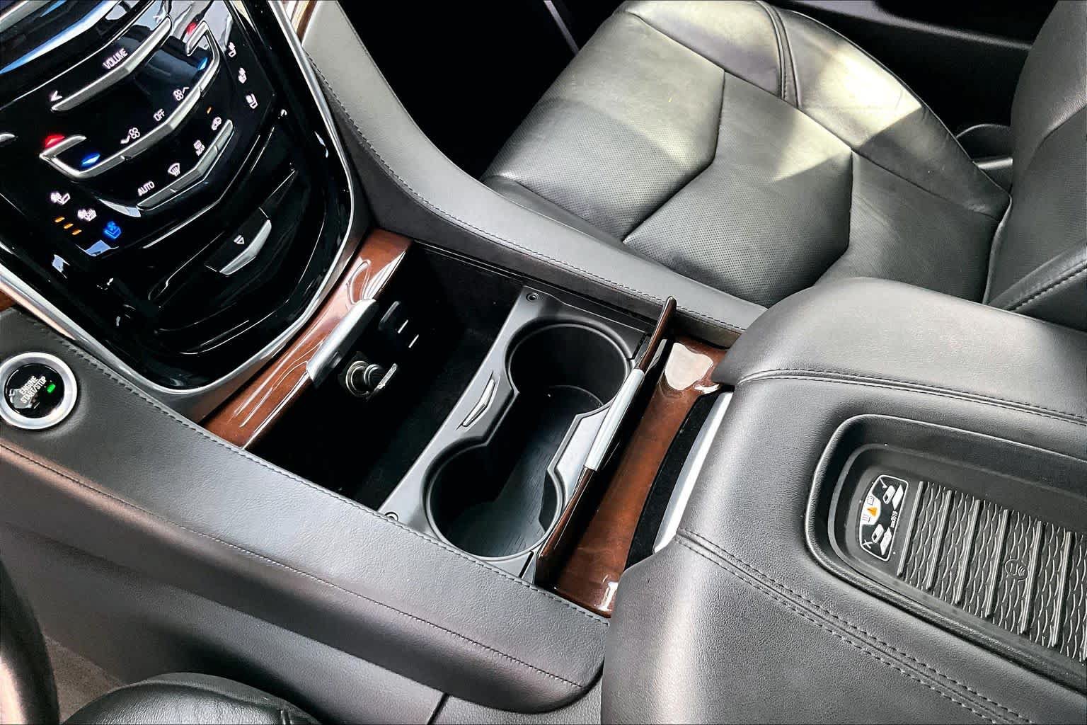 Used 2019 Cadillac Escalade ESV Luxury AWD/4WD image 17
