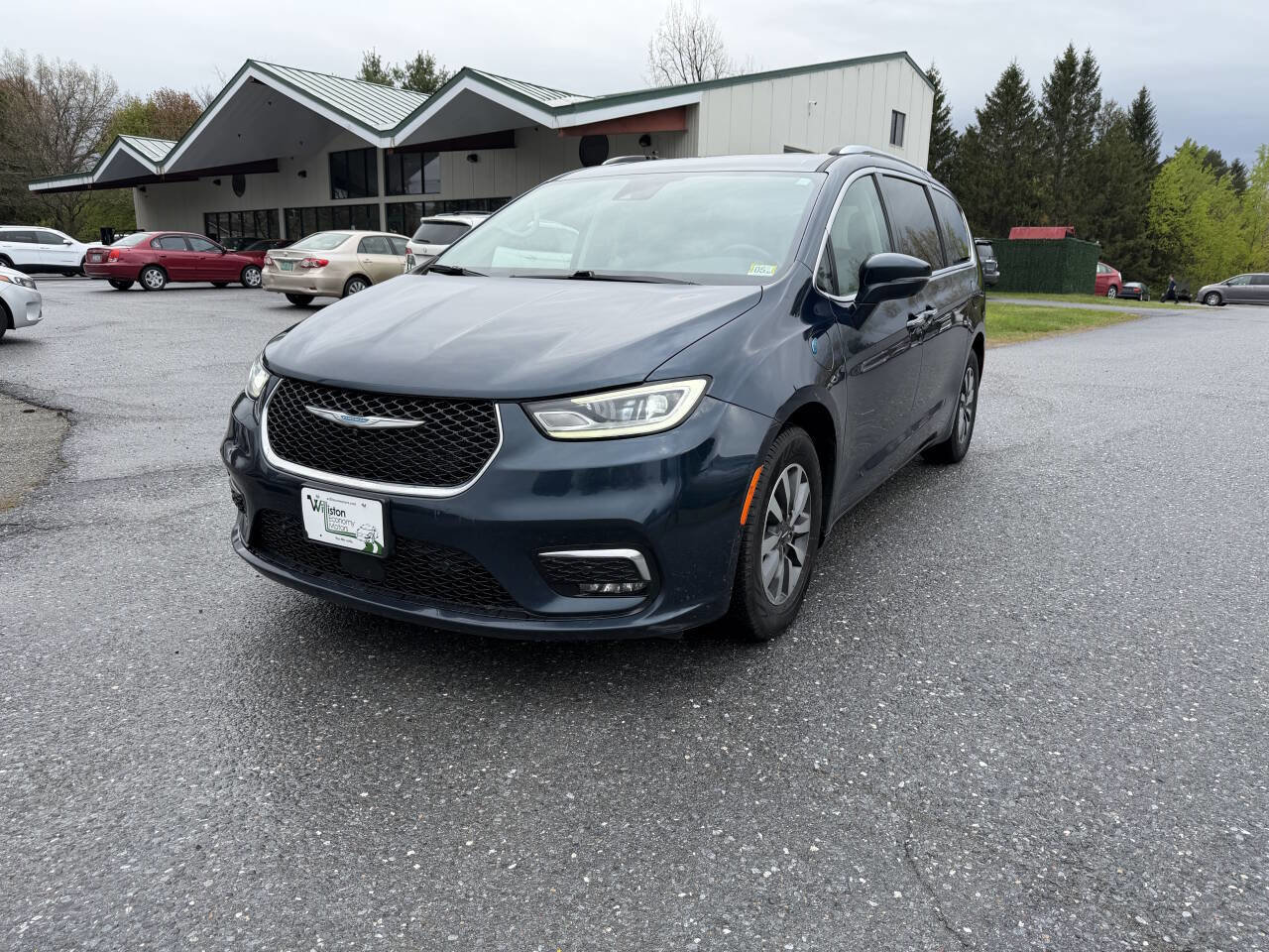Used 2021 Chrysler Pacifica Touring-L FWD image 1
