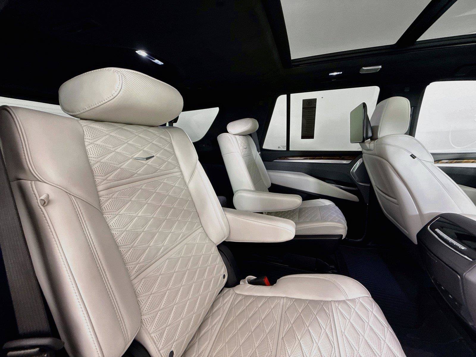 Used 2025 Cadillac Escalade Sport Platinum w/ LPO, ONYX Package AWD/4WD image 43