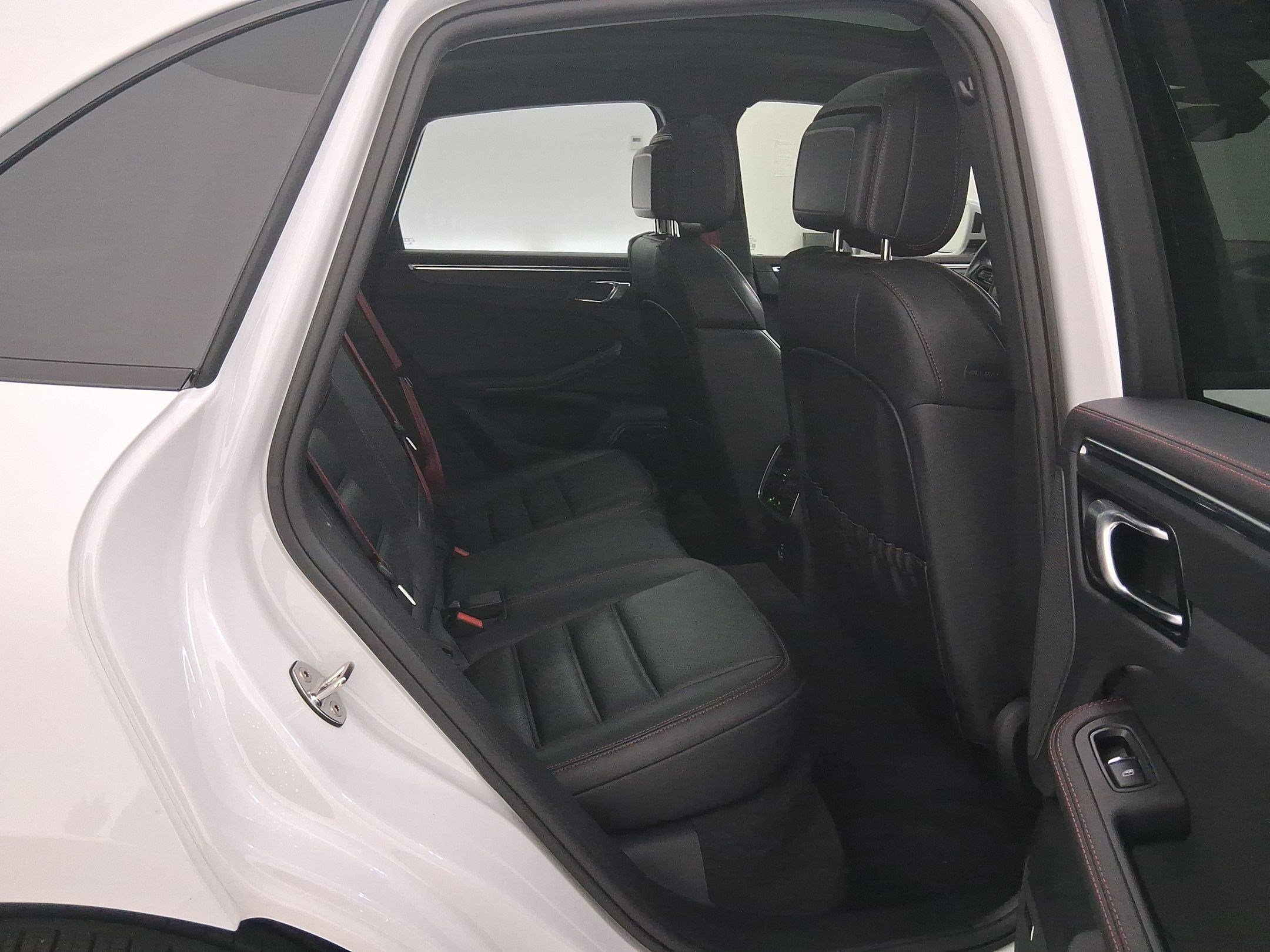 Certified 2025 Porsche Macan GTS image 37