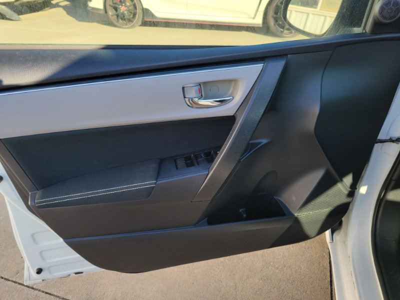 Used 2018 Toyota Corolla LE image 16