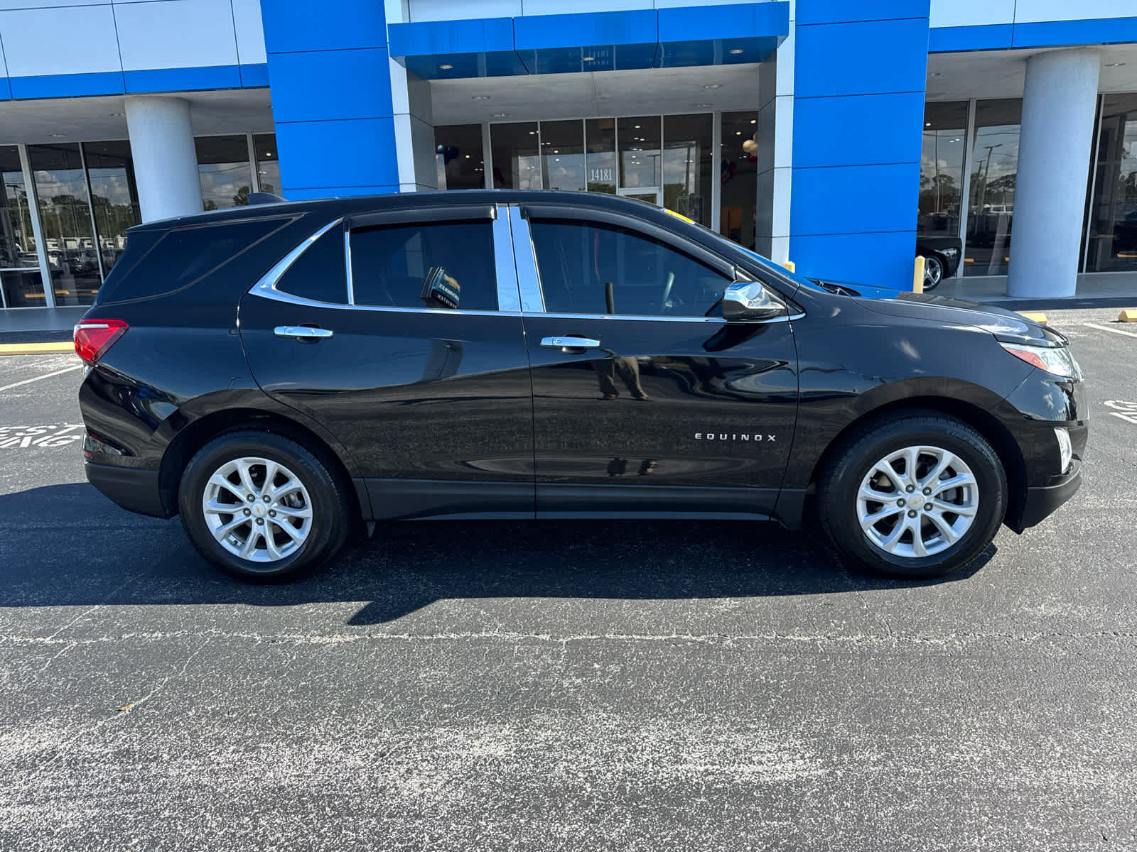 Used 2019 Chevrolet Equinox LT FWD image 2