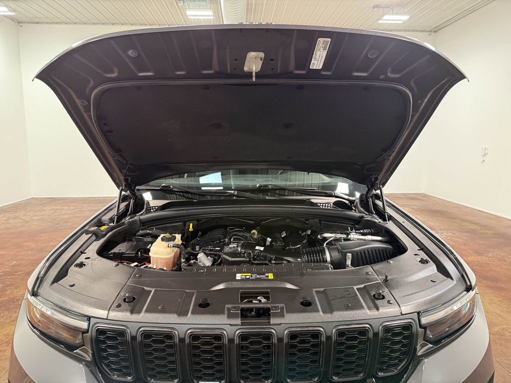 Used 2022 Jeep Grand Cherokee Altitude AWD/4WD image 19