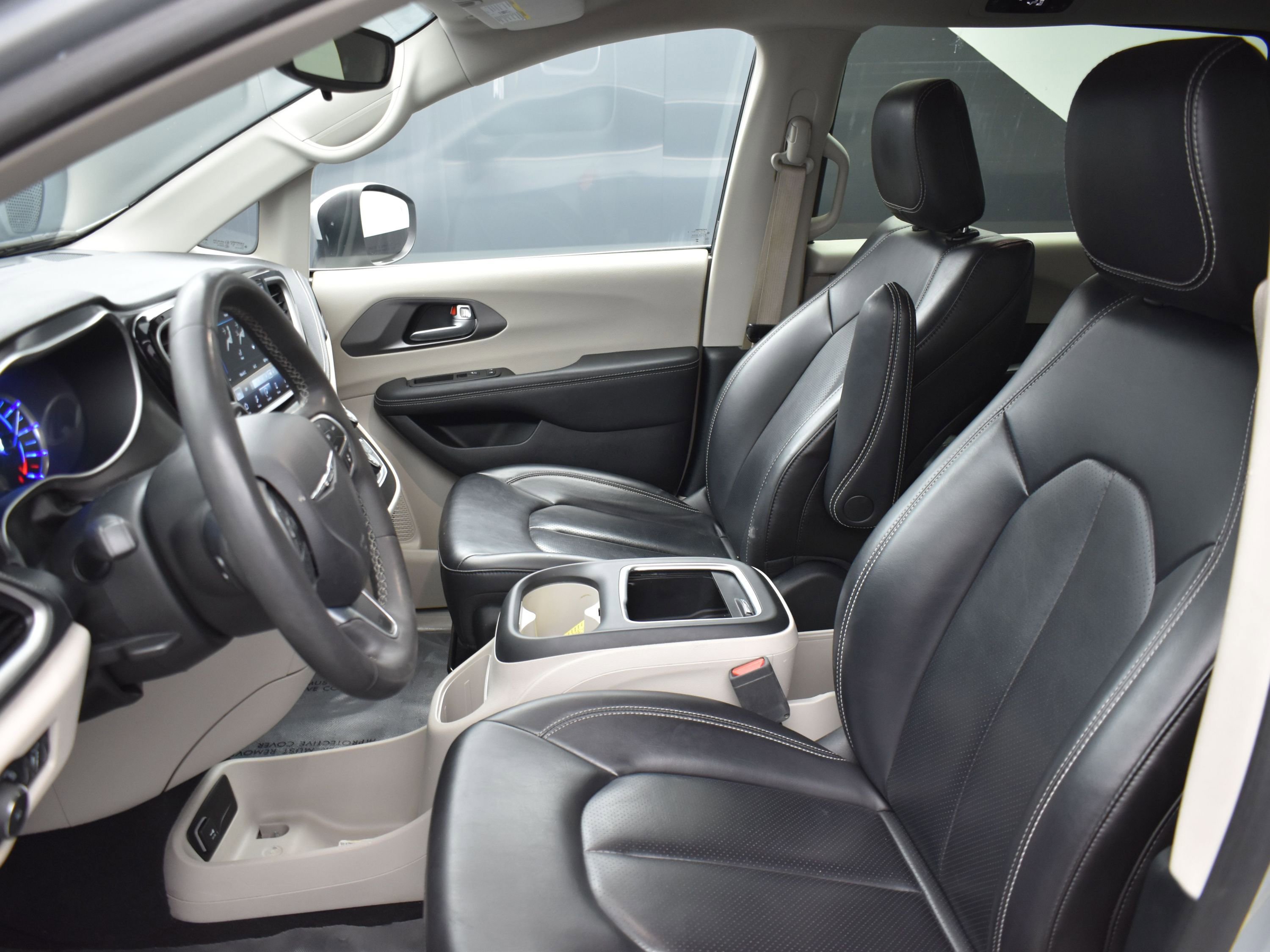 Used 2023 Chrysler Pacifica Touring-L image 16