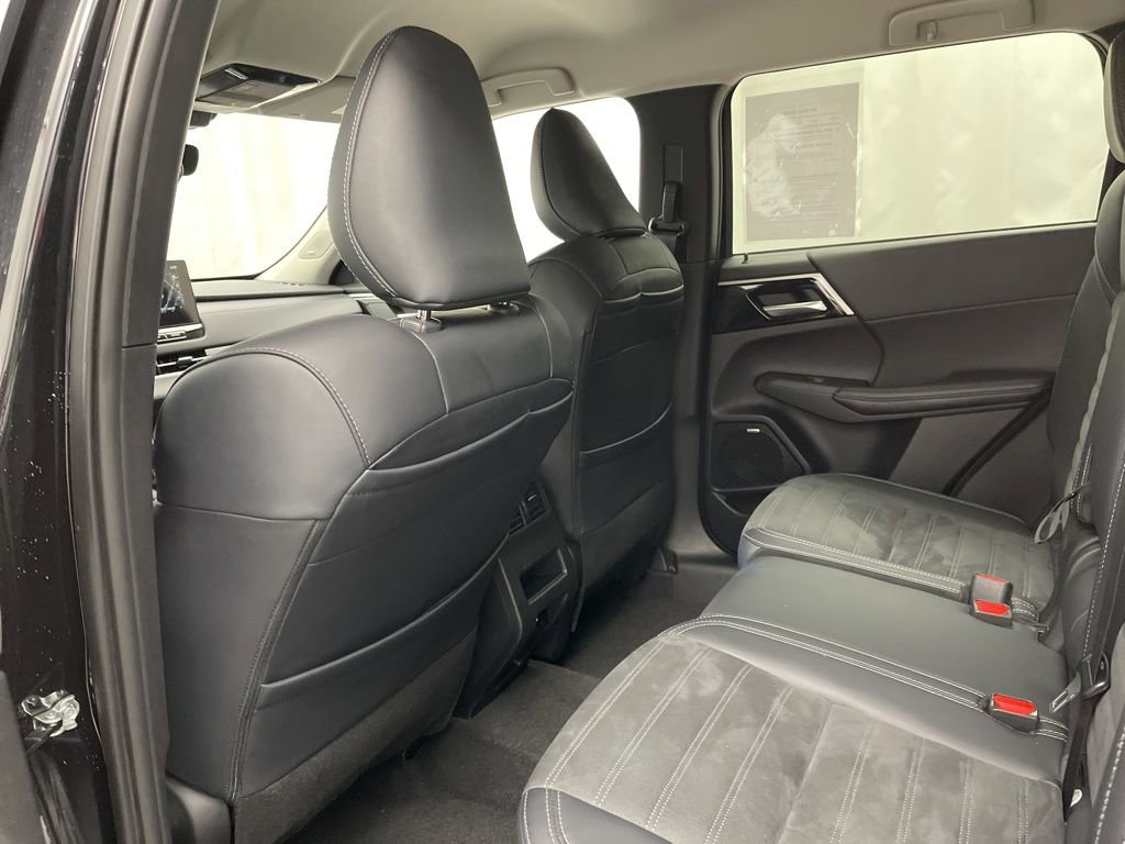 Used 2025 Mitsubishi Outlander SE image 24