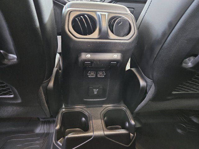 Used 2025 Jeep Gladiator Rubicon w/ Convenience Group AWD/4WD image 19