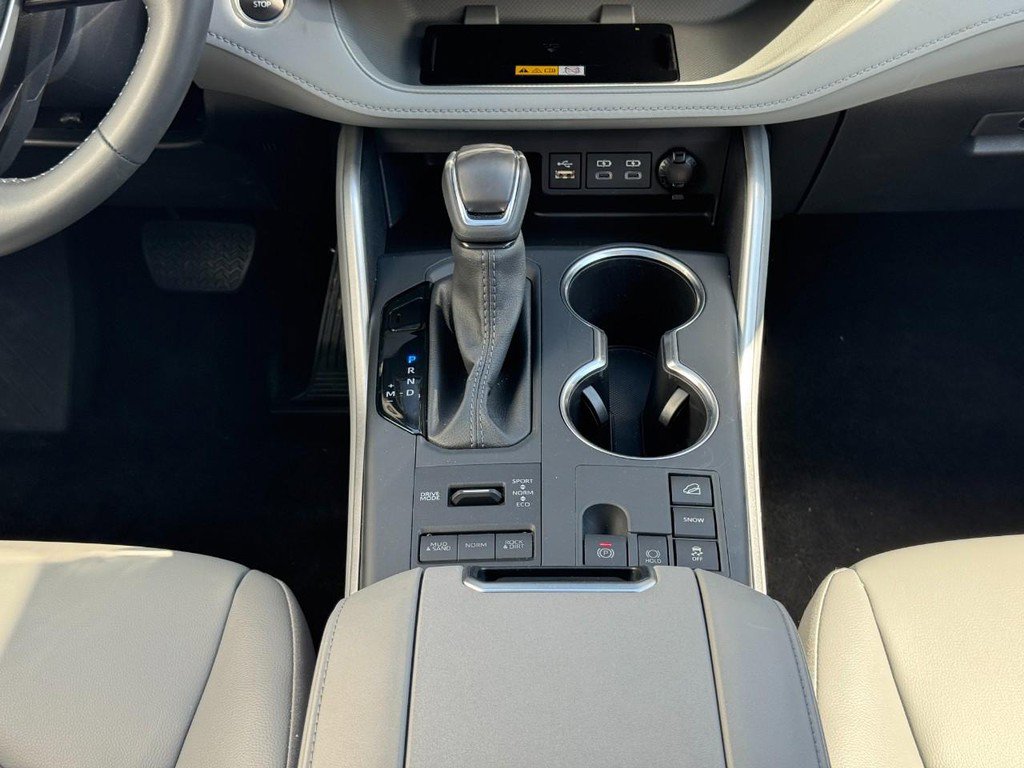 Used 2025 Toyota Highlander AWD image 15