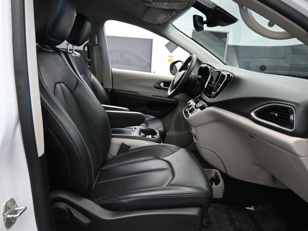 Used 2023 Chrysler Pacifica Touring-L image 46