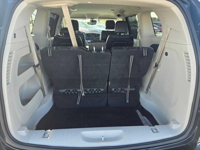 Used 2024 Chrysler Pacifica Touring-L FWD image 17