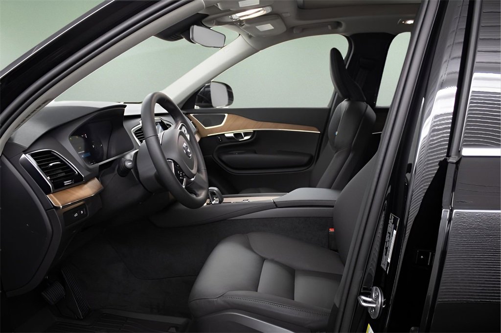 Certified 2025 Volvo XC90 T8 Plus w/ Protection Package Premier image 15