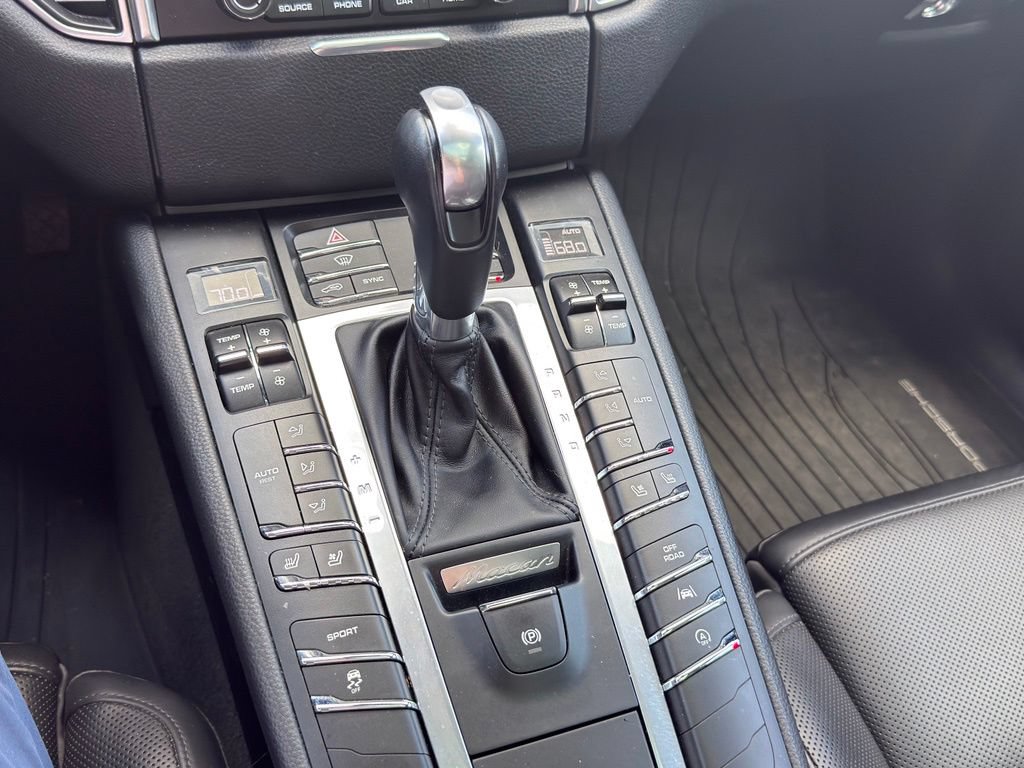 Used 2018 Porsche Macan AWD/4WD image 23