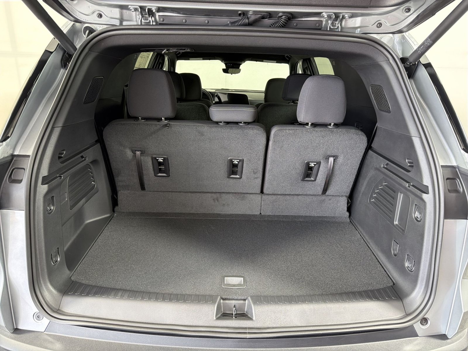 New 2027 Chevrolet Traverse LT w/ Midnight/Sport Edition FWD image 26