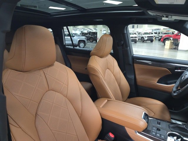New 2026 Toyota Highlander Platinum image 10