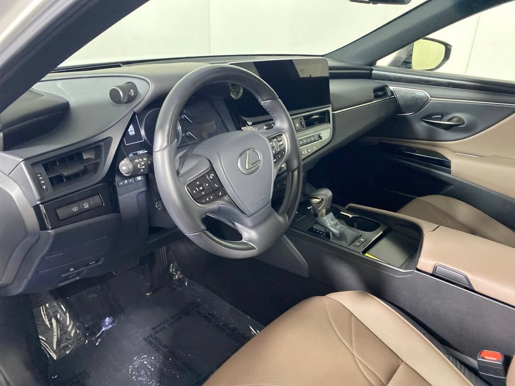 Used 2025 Lexus ES 300h Ultra Luxury FWD image 11
