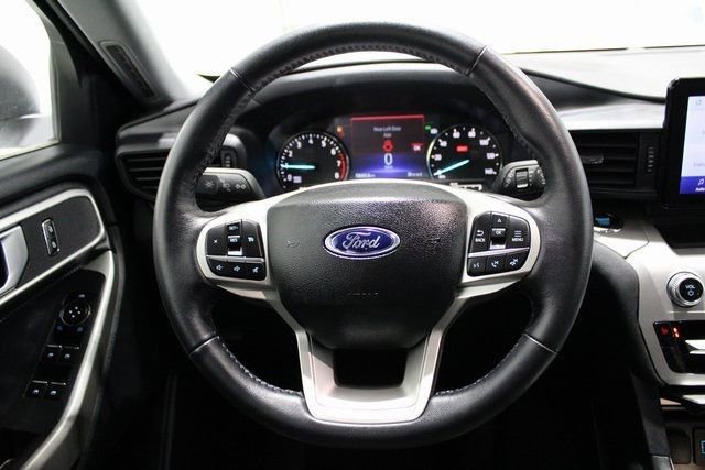 Used 2023 Ford Explorer XLT image 4