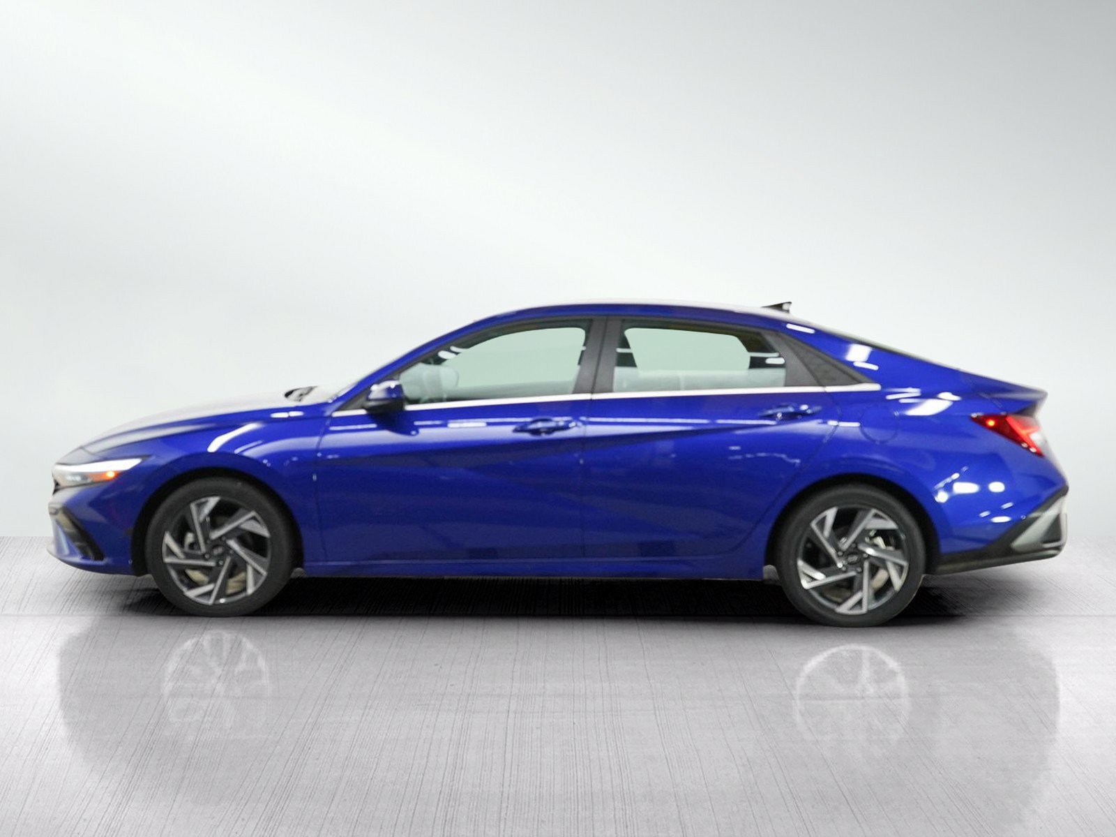 Used 2025 Hyundai Elantra SEL FWD image 3