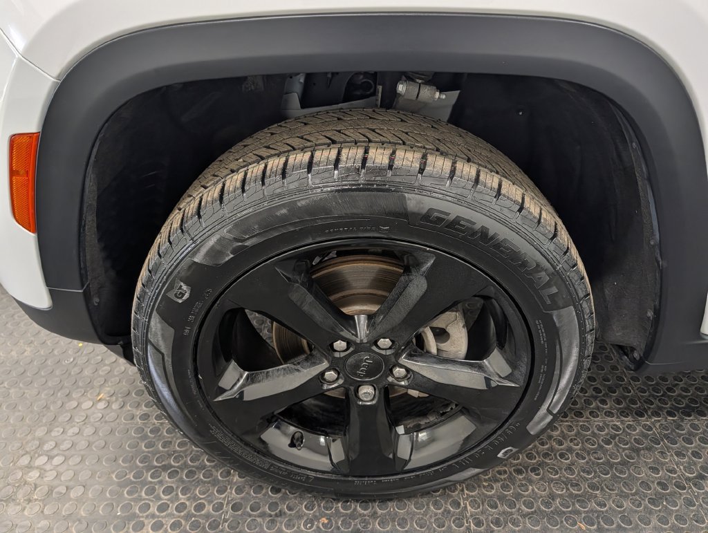 Used 2023 Jeep Grand Cherokee Altitude AWD/4WD image 8