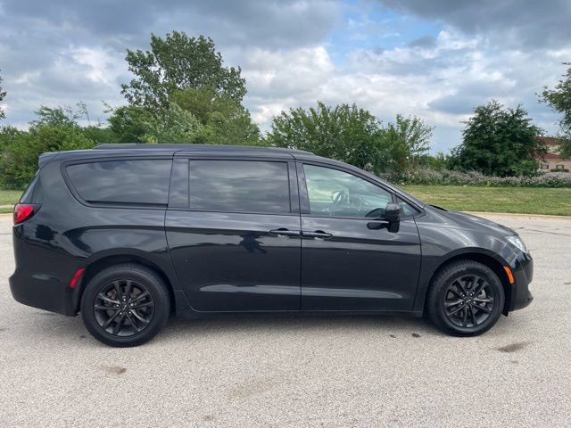 Used 2020 Chrysler Pacifica Touring-L w/ Advanced Safetytec Group AWD/4WD image 2