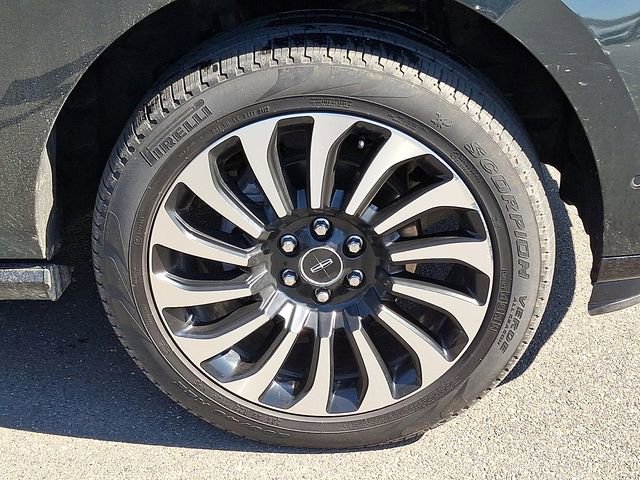 Used 2022 Lincoln Navigator L Black Label image 10