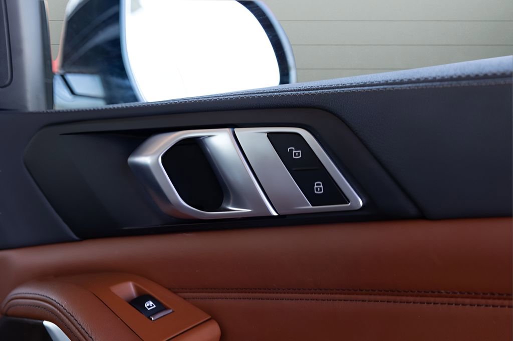 Used 2022 BMW X5 xDrive40i w/ M Sport Package AWD/4WD image 82