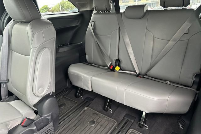 Used 2025 Toyota Sienna XLE image 17