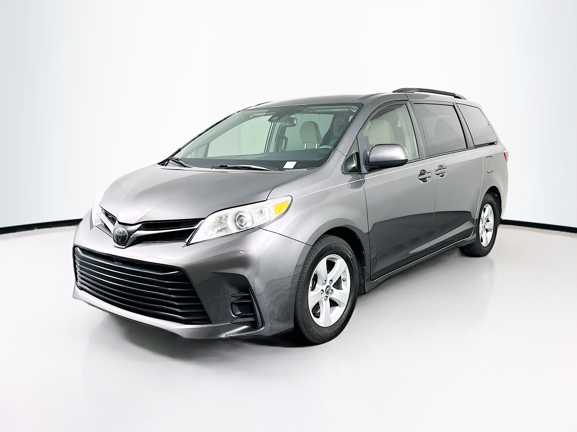 Used 2018 Toyota Sienna LE FWD image 3