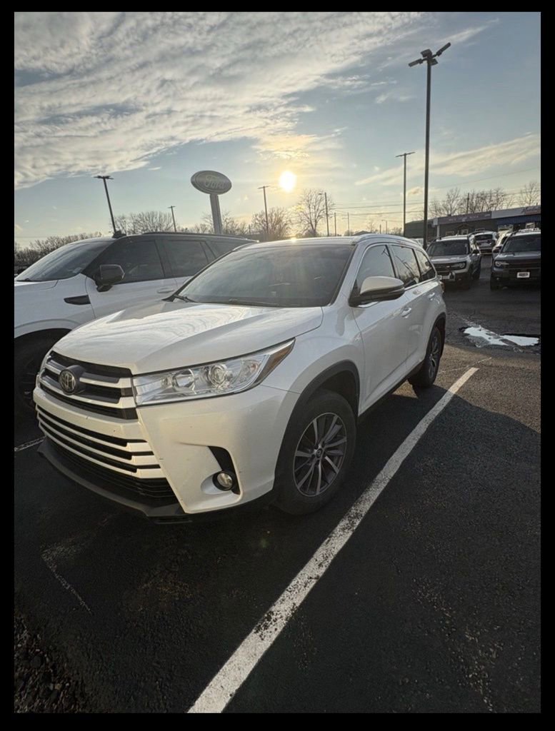 Used 2019 Toyota Highlander XLE image 2