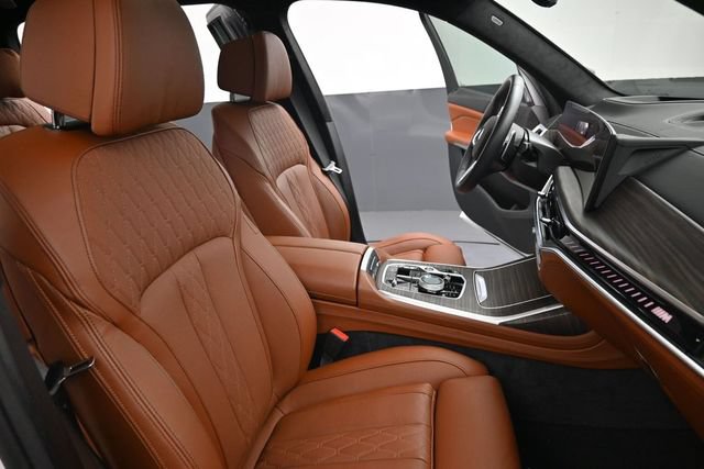 Used 2025 BMW X7 M60i AWD/4WD image 28