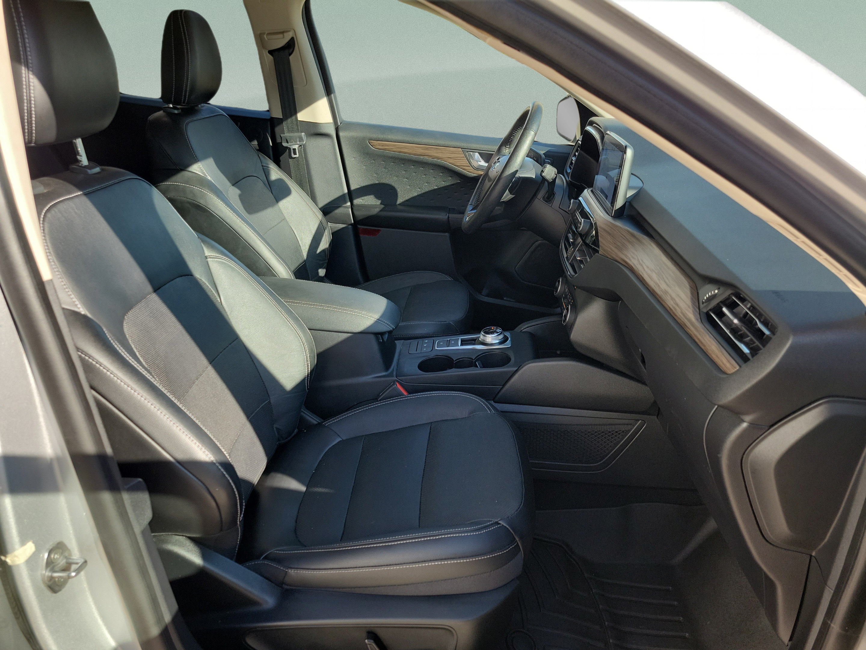 Used 2020 Ford Escape Titanium FWD image 28