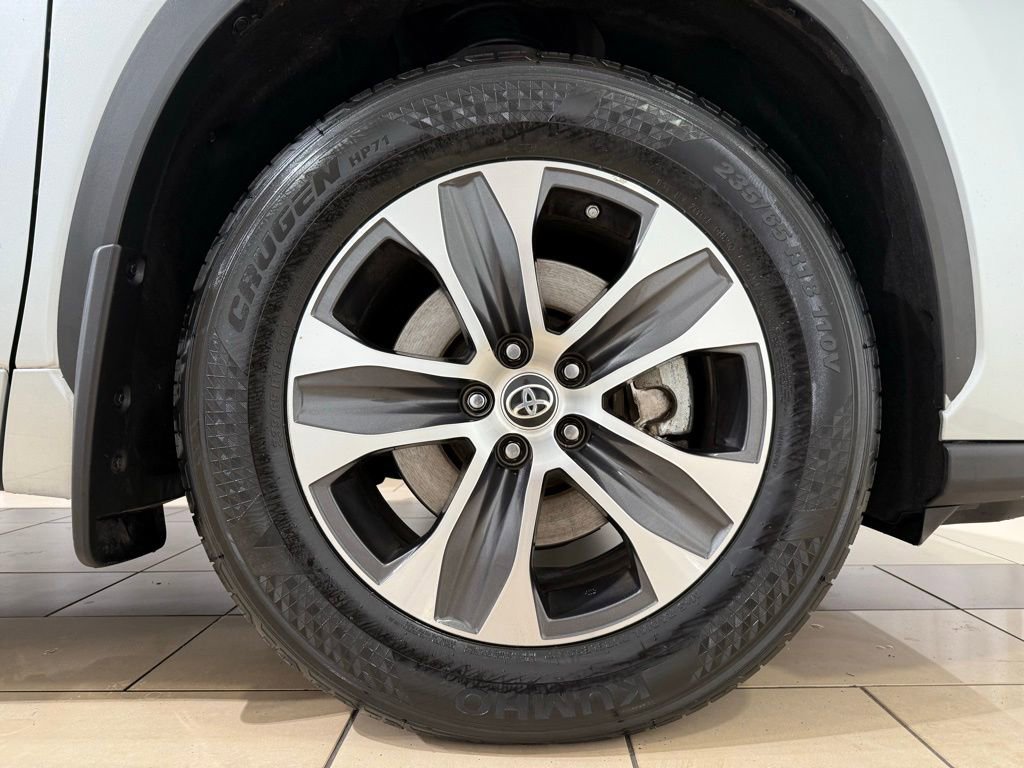 Used 2022 Toyota Highlander XLE image 9