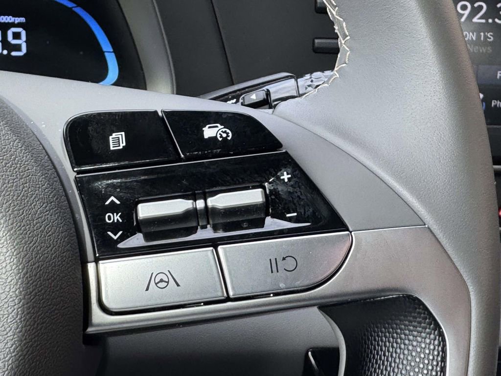 Certified 2025 Hyundai Elantra Sport image 20