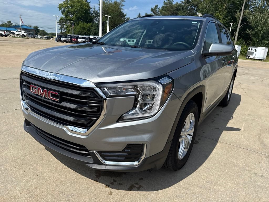 Used 2024 GMC Terrain SLE w/ Driver Convenience Package FWD image 2