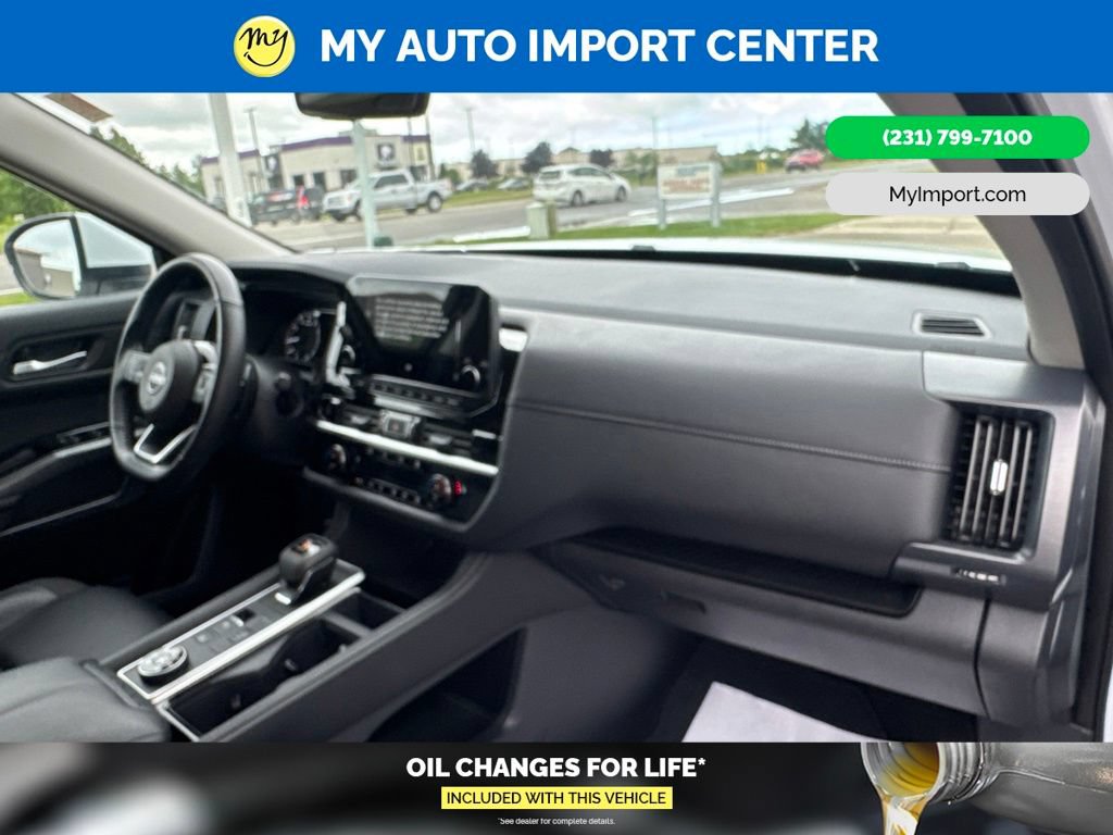 Used 2025 Nissan Pathfinder SL AWD/4WD image 31